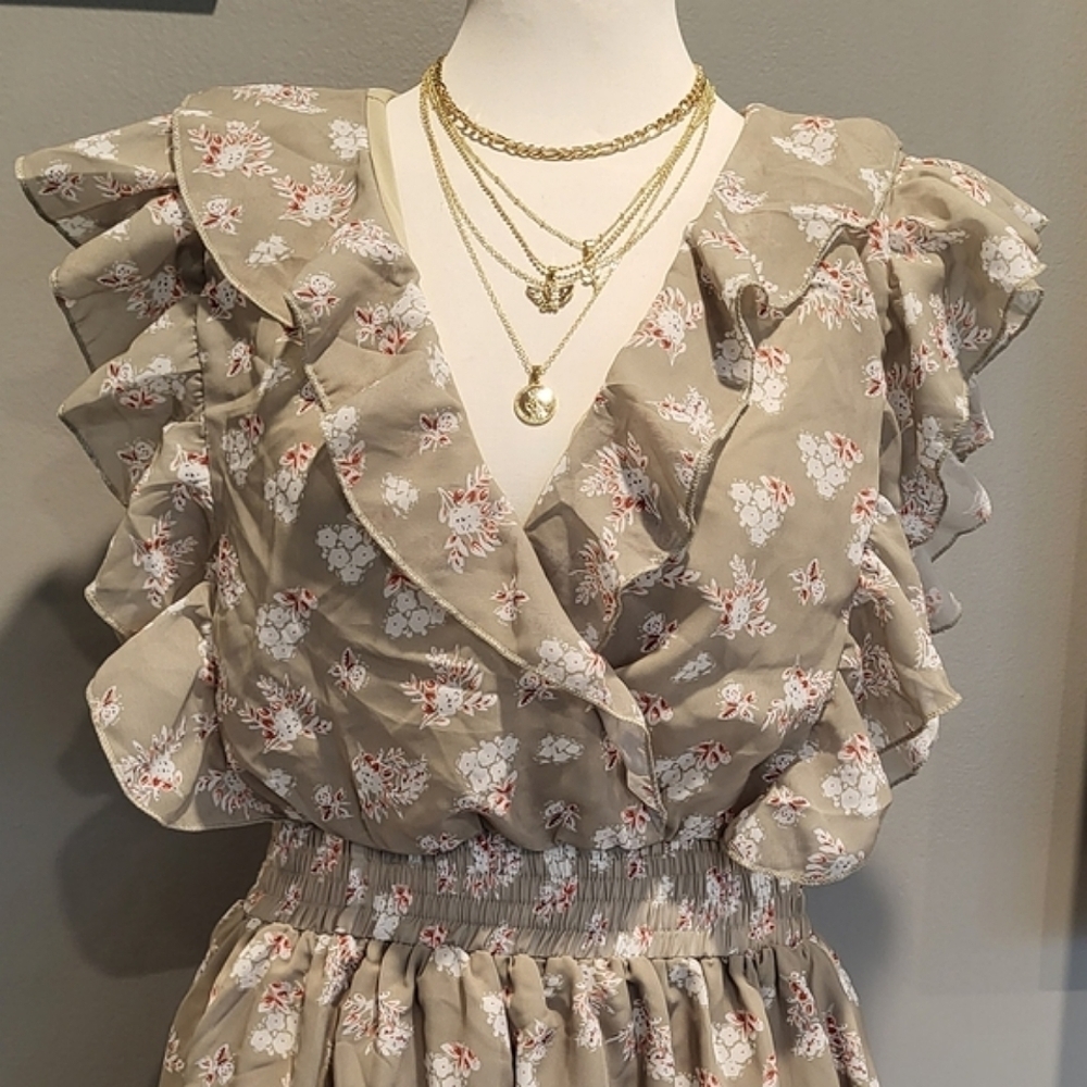 Flirty floral dress with sexy cut-out back - Picture 3 of 9
